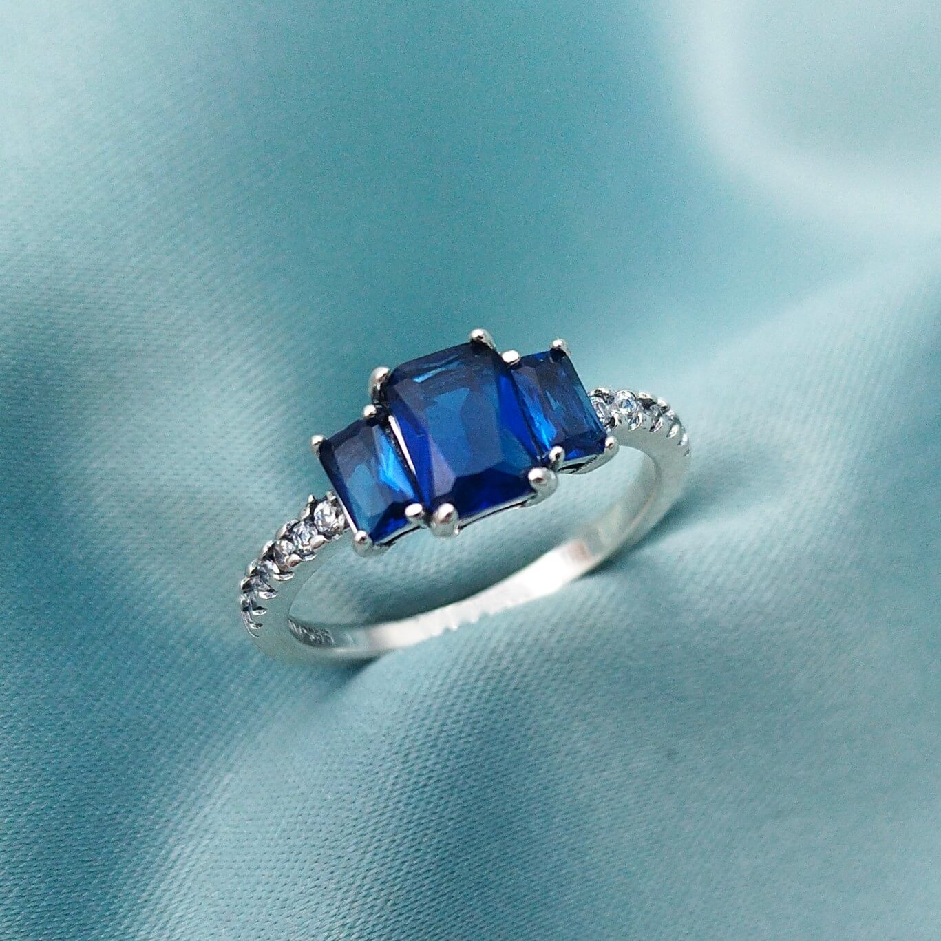 Anillo de compromiso tres piedras rectangular 1