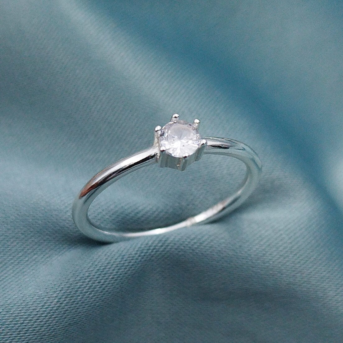 Anillo de compromiso solitario brillante 10