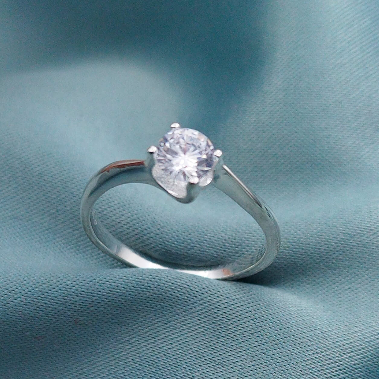 Anillo de compromiso solitario brillante 12
