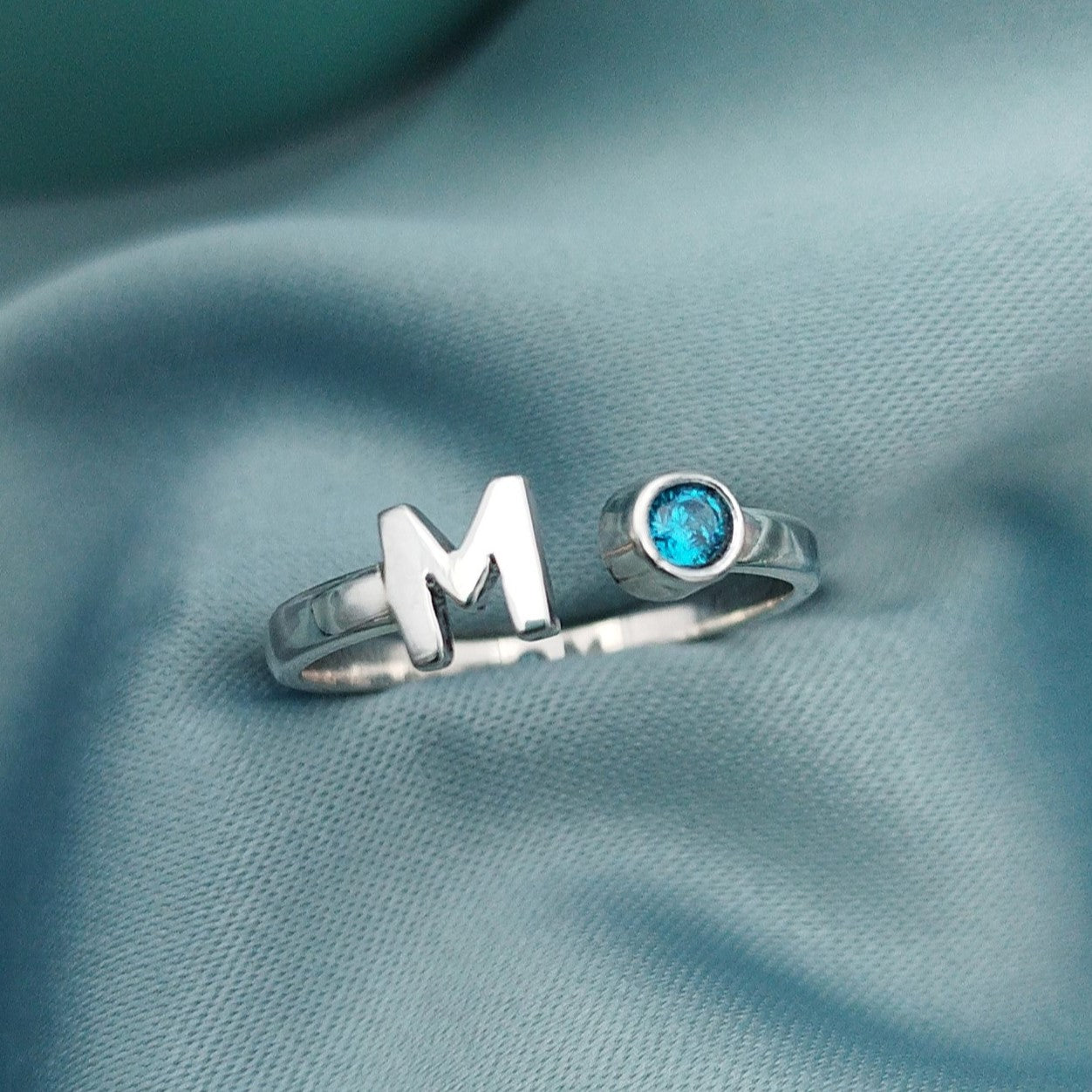Anillo Inicial con piedra personalizado