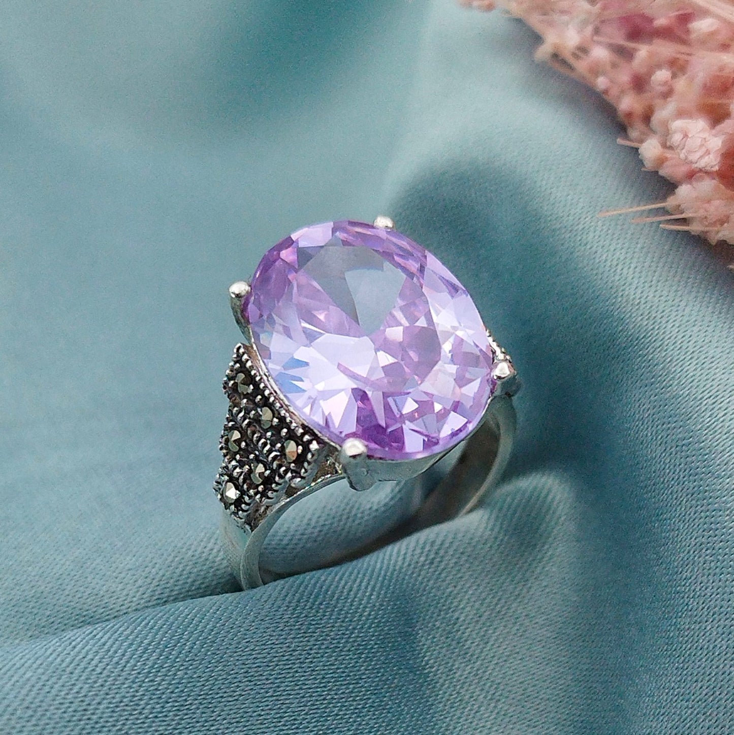 Anillo marquesita con Piedra central