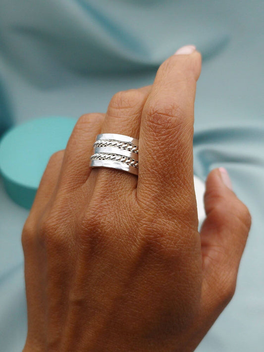 Anillo ancho martillado y entorchado