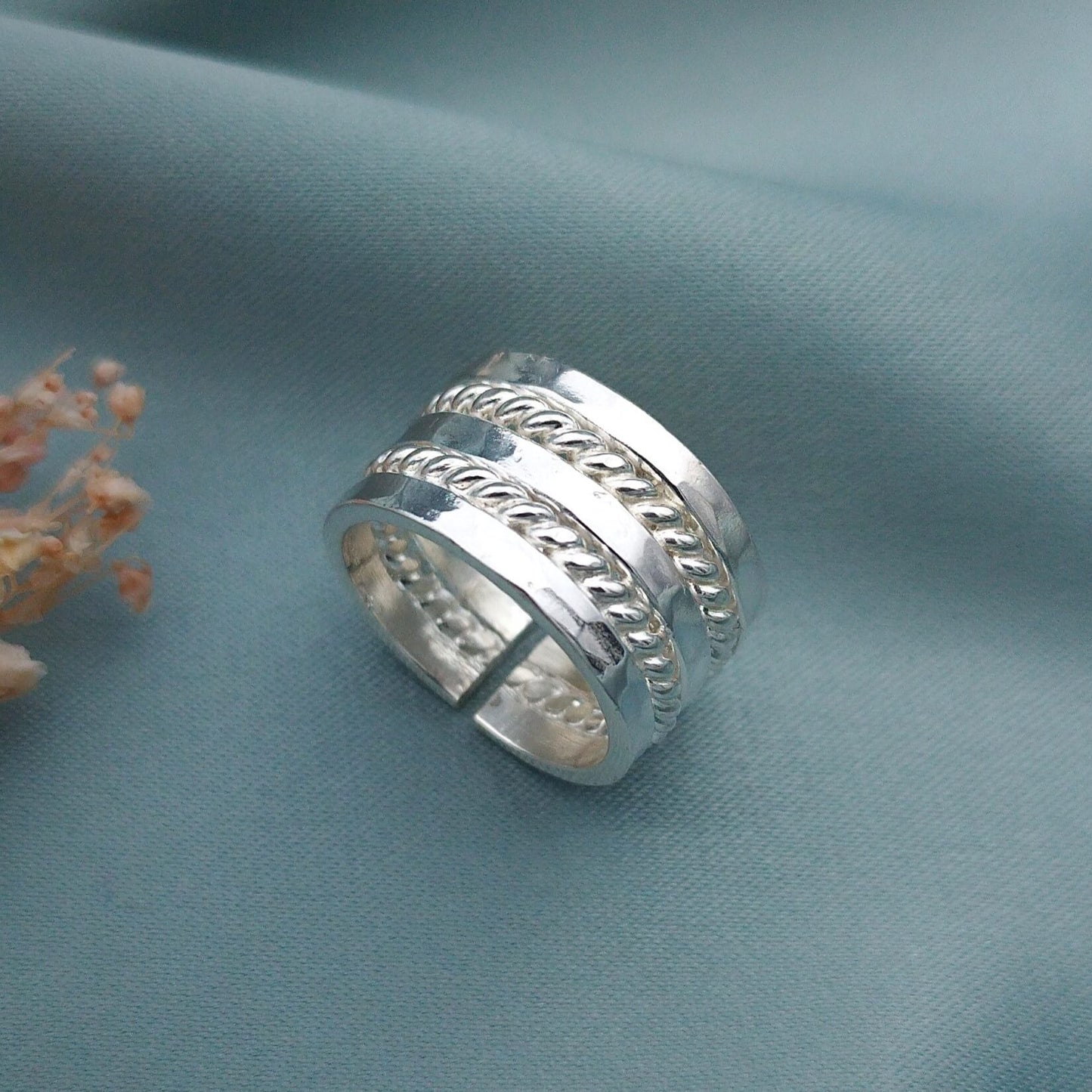 Anillo ancho martillado y entorchado