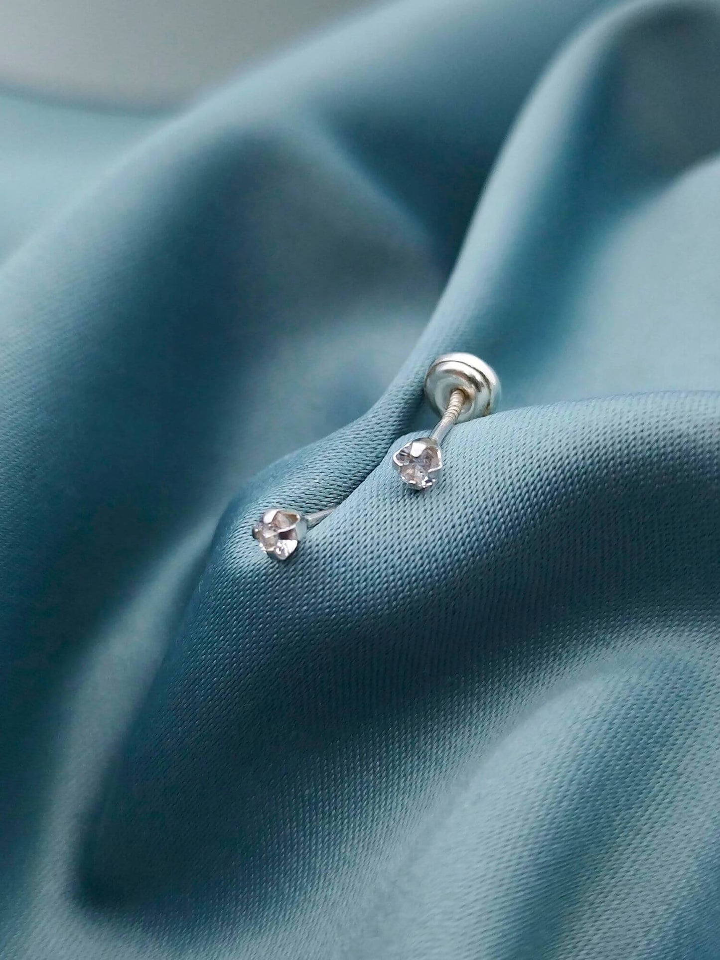 Arete con rosca puntito de circón