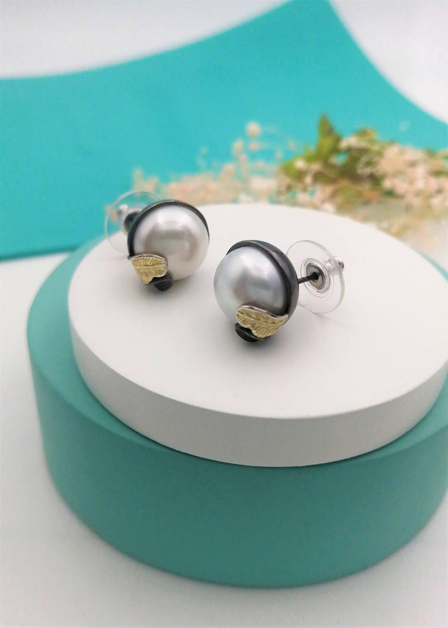 Arete Perlas con hoja dorada