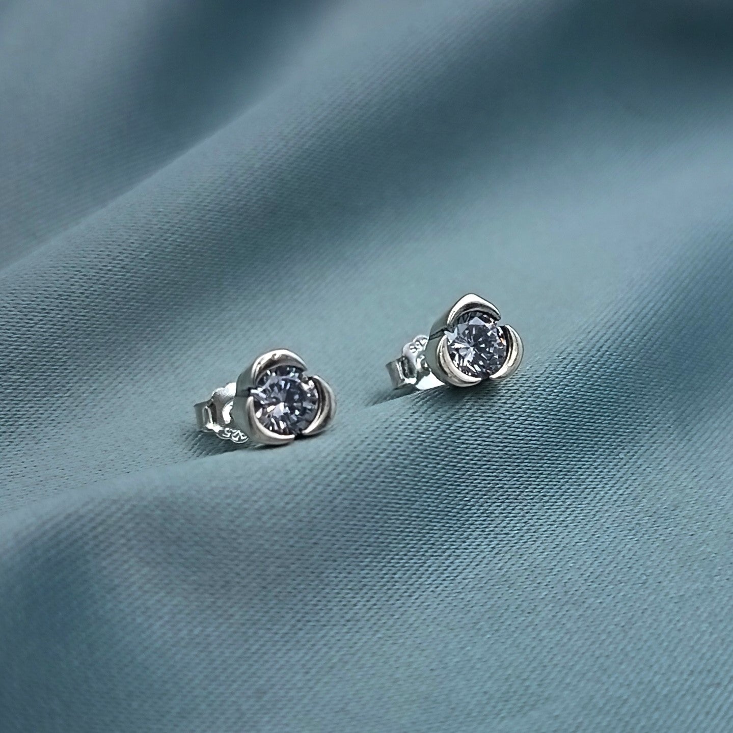 Aretes Flor Puntito de Luz