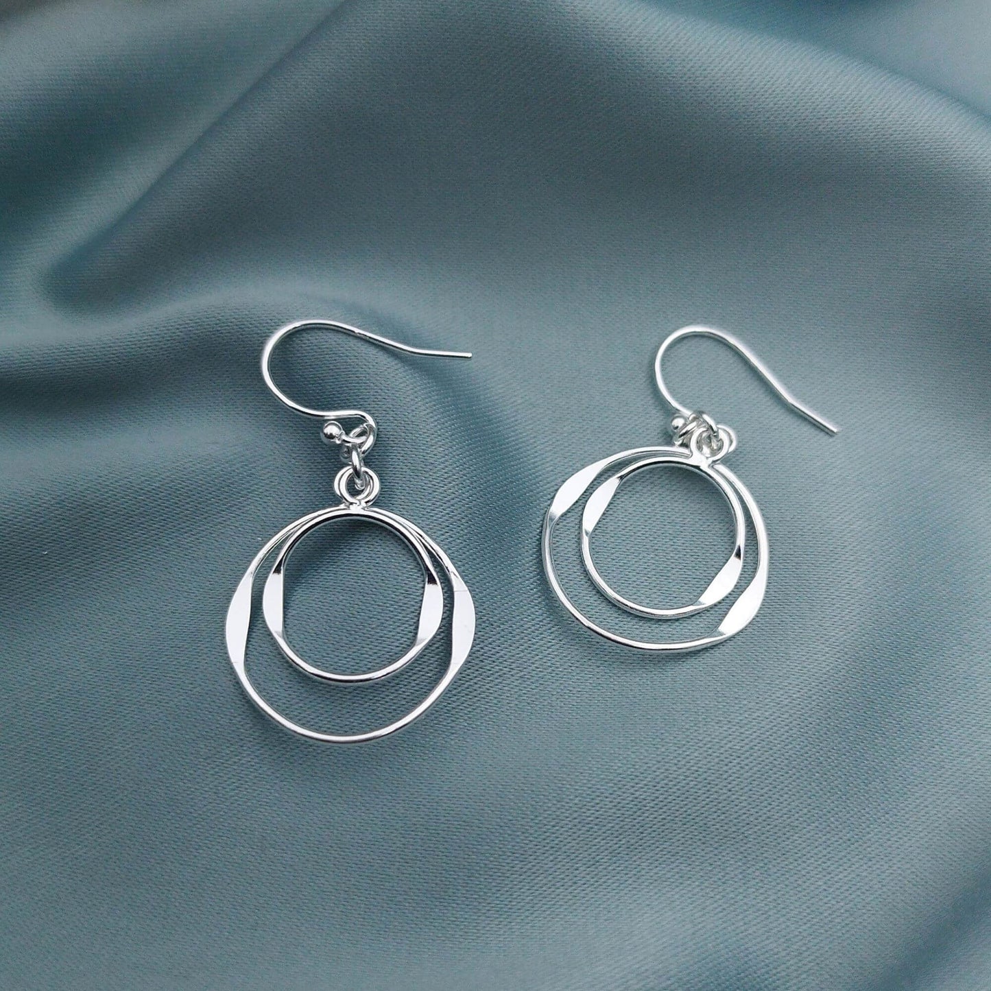 Aretes largos doble aro martillado