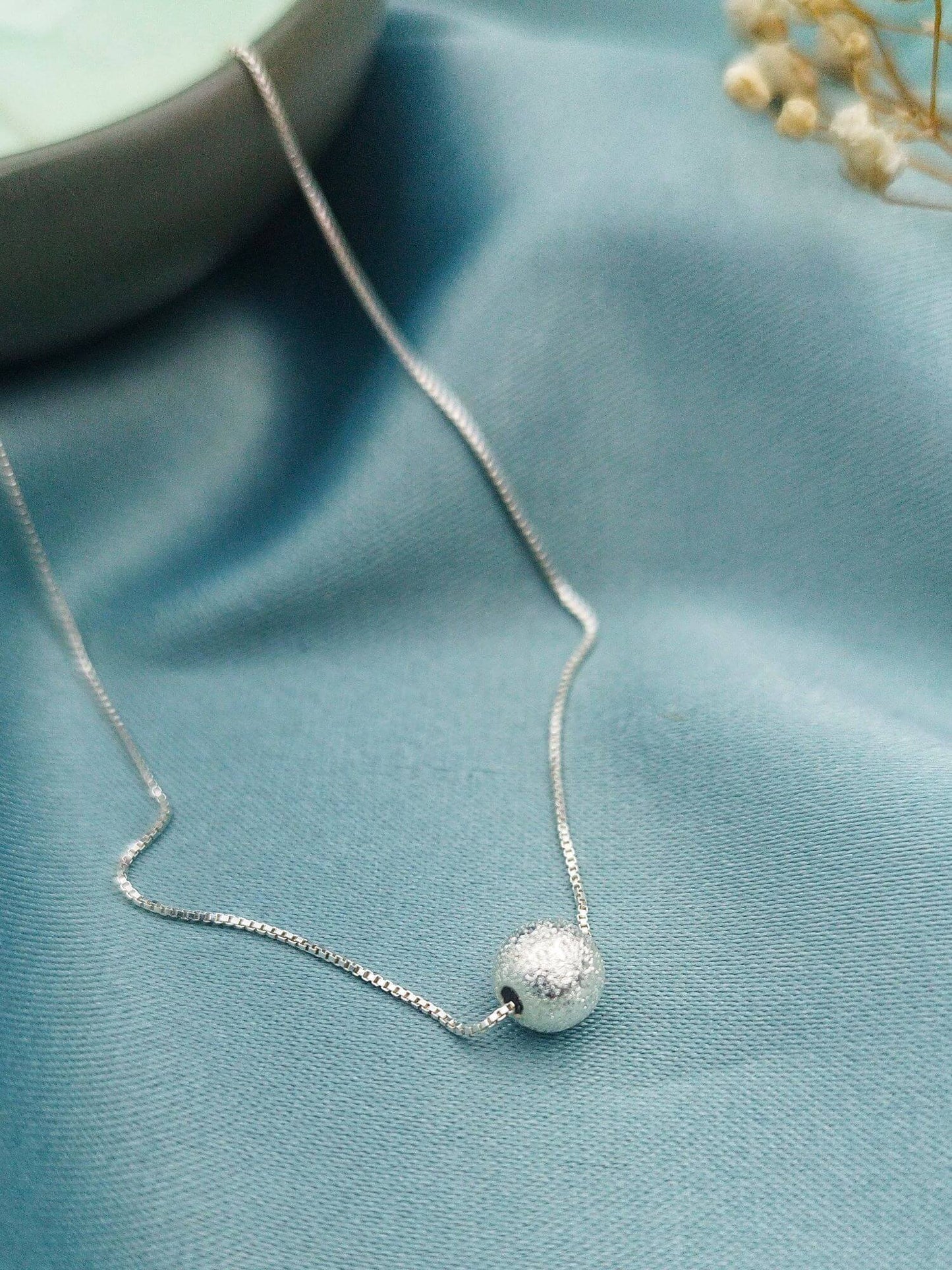 Collar bolita diamantada