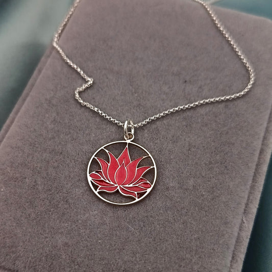 Collar Flor de loto con resina