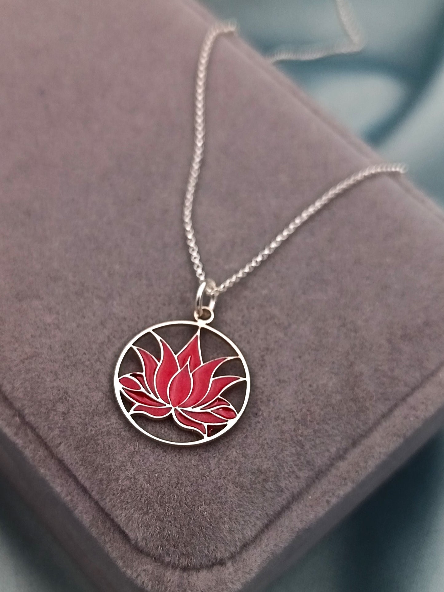 Collar Flor de loto con resina