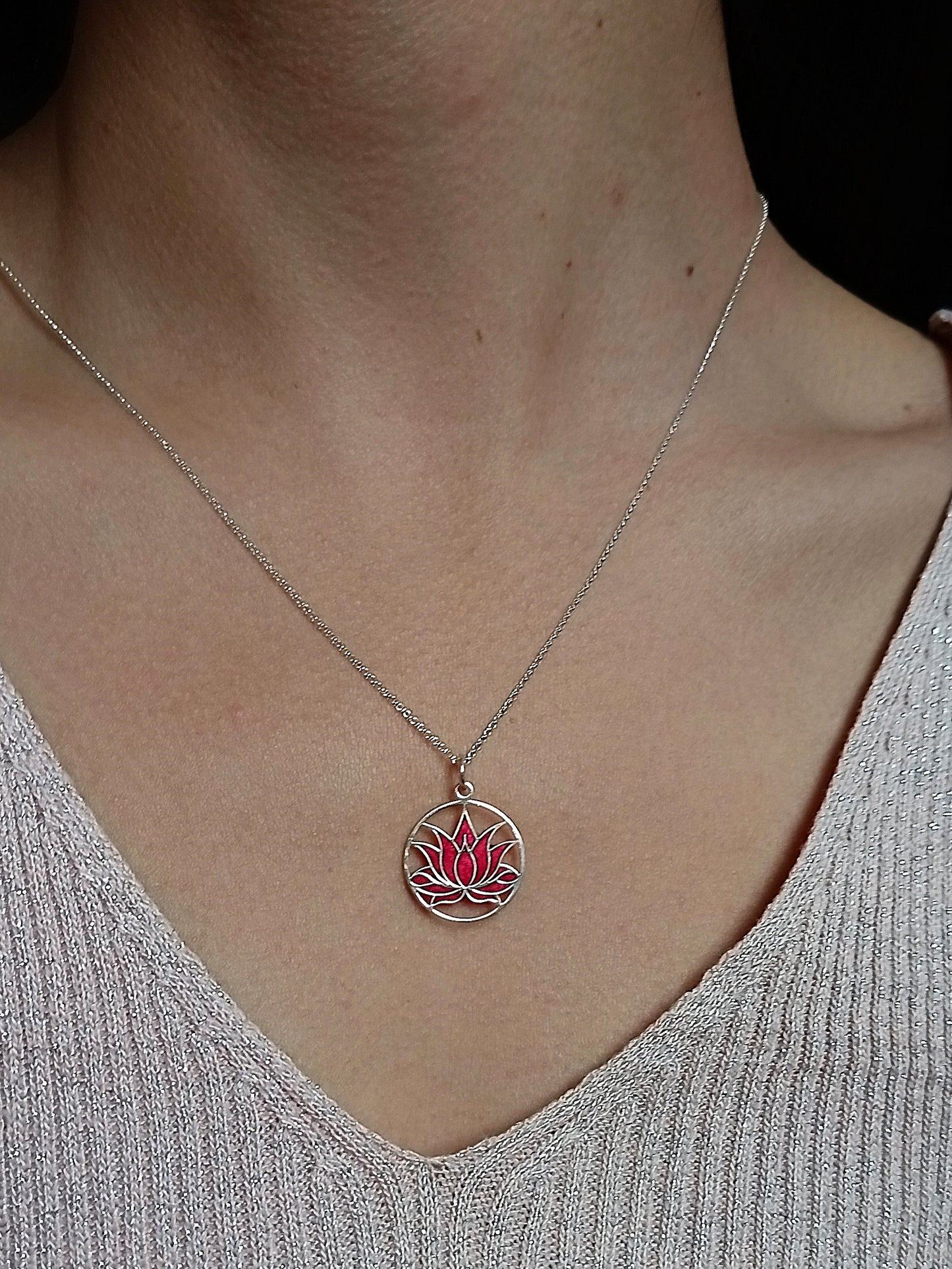 Collar Flor de loto con resina
