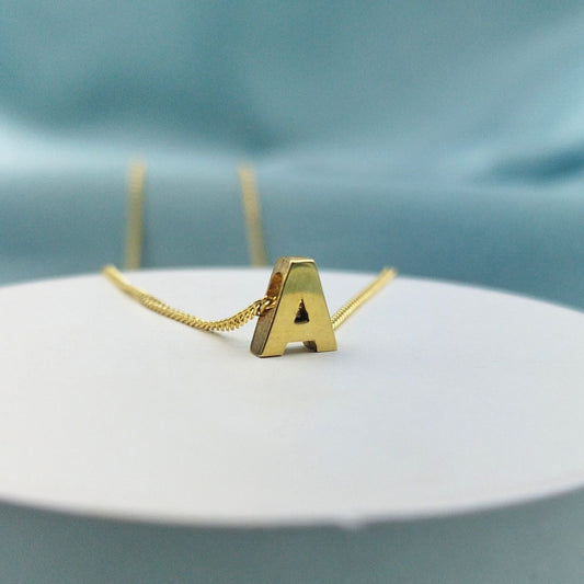 Collar letra inicial dorado