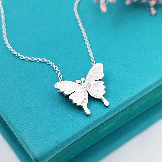 Collar mariposa con textura