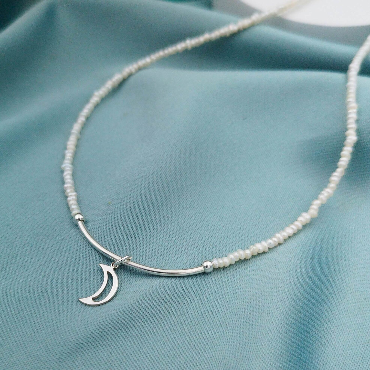 Collar minimalista de perlas arroz con dije a elección