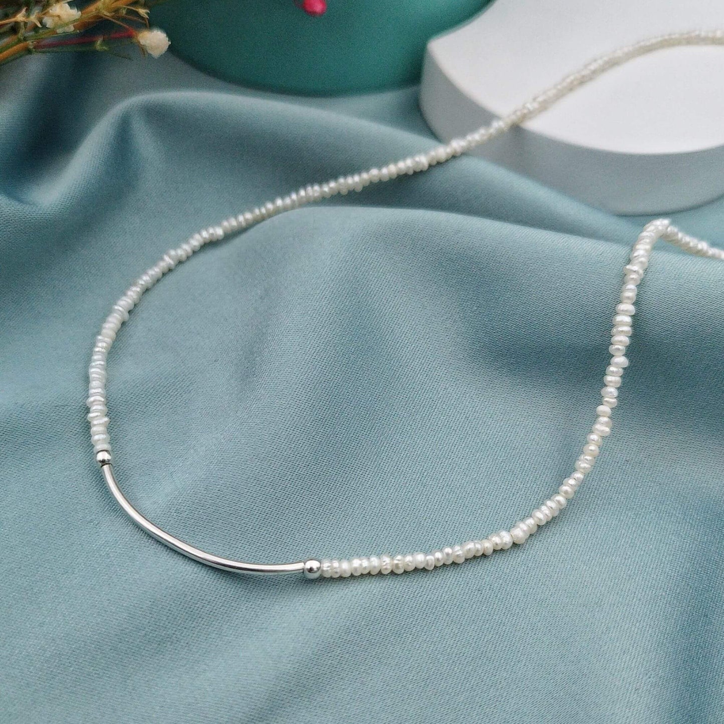 Collar minimalista de perlas arroz