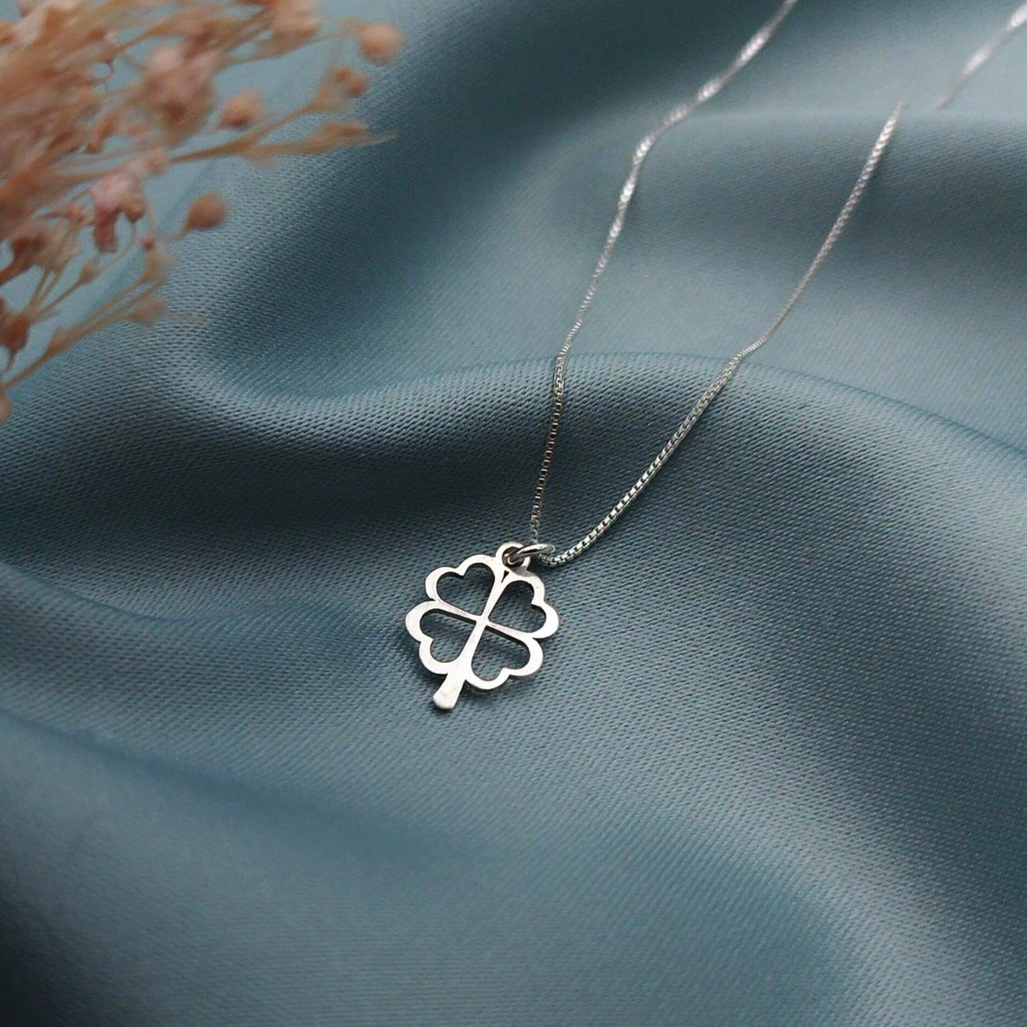 Collar Trébol calado