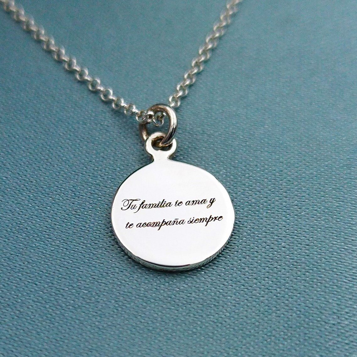 Dije placa redonda 1cm con grabado