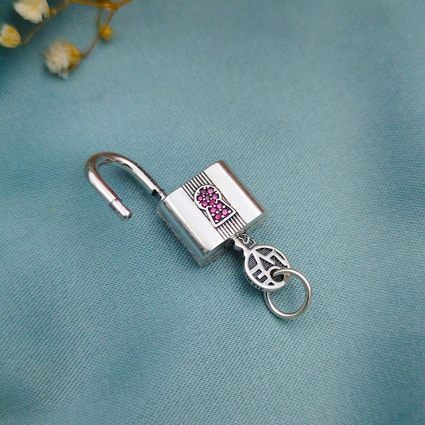 Dije charm Candado con llave