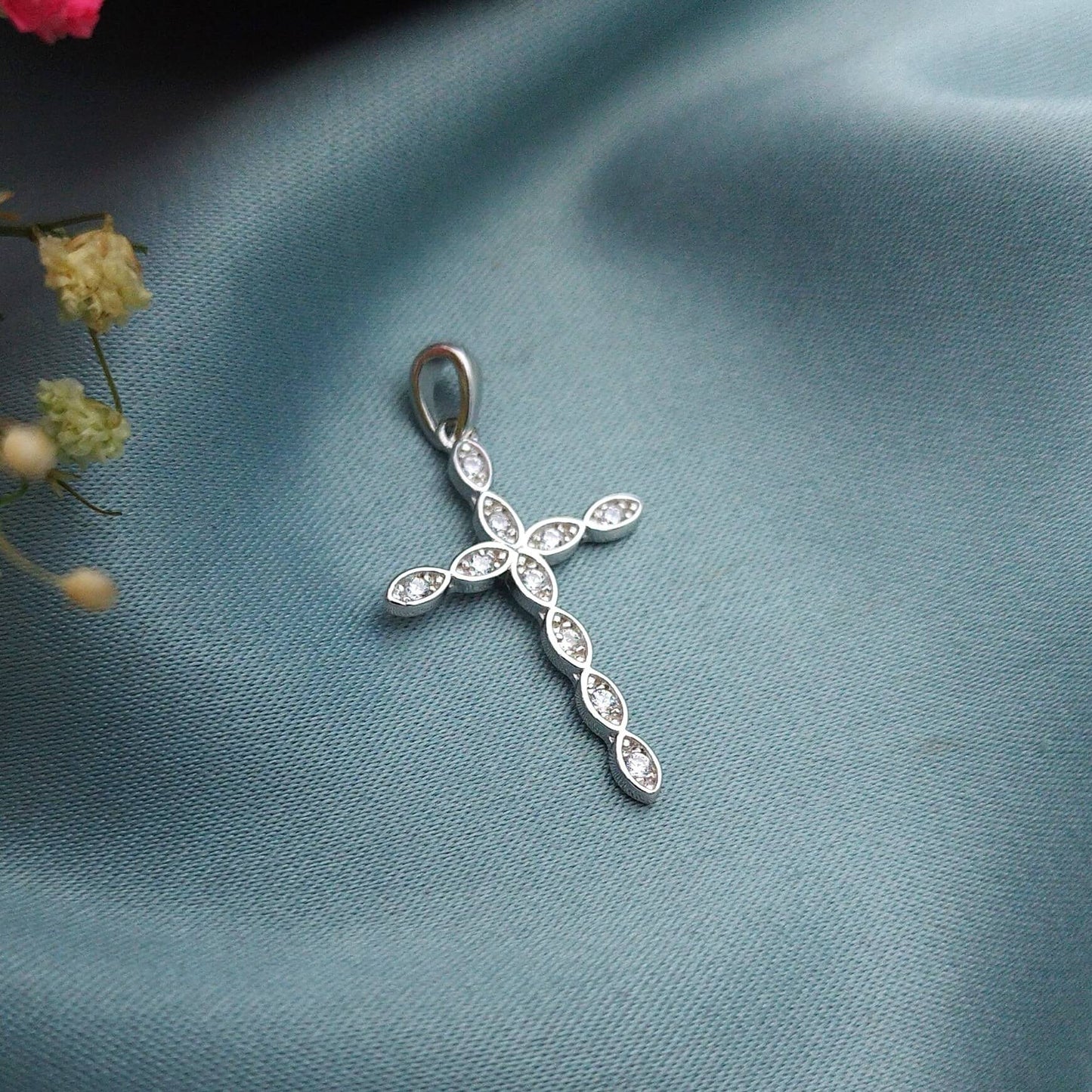 Dije Cruz ovalos brillantes rodinada