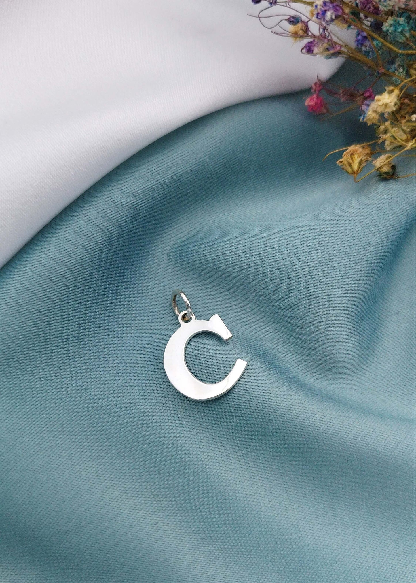 Dije letra C mayúscula