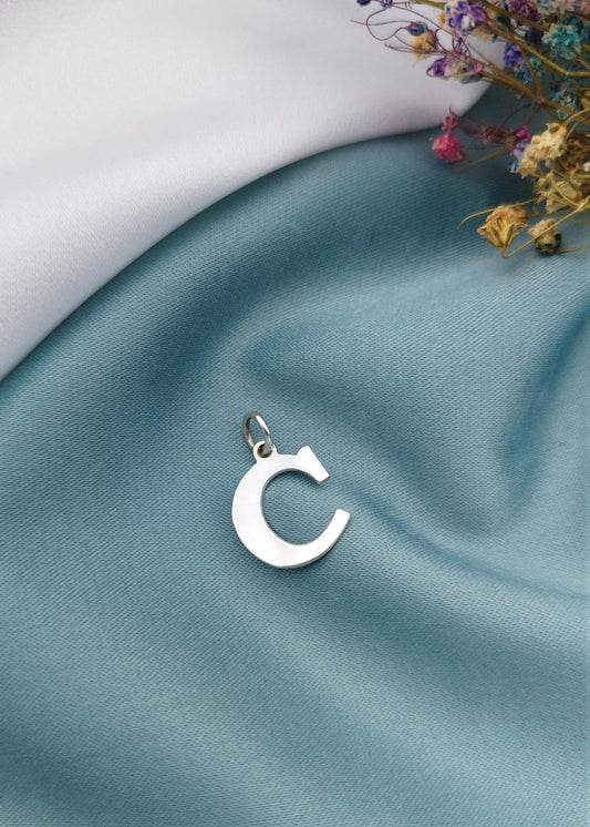 Dije letra C mayúscula