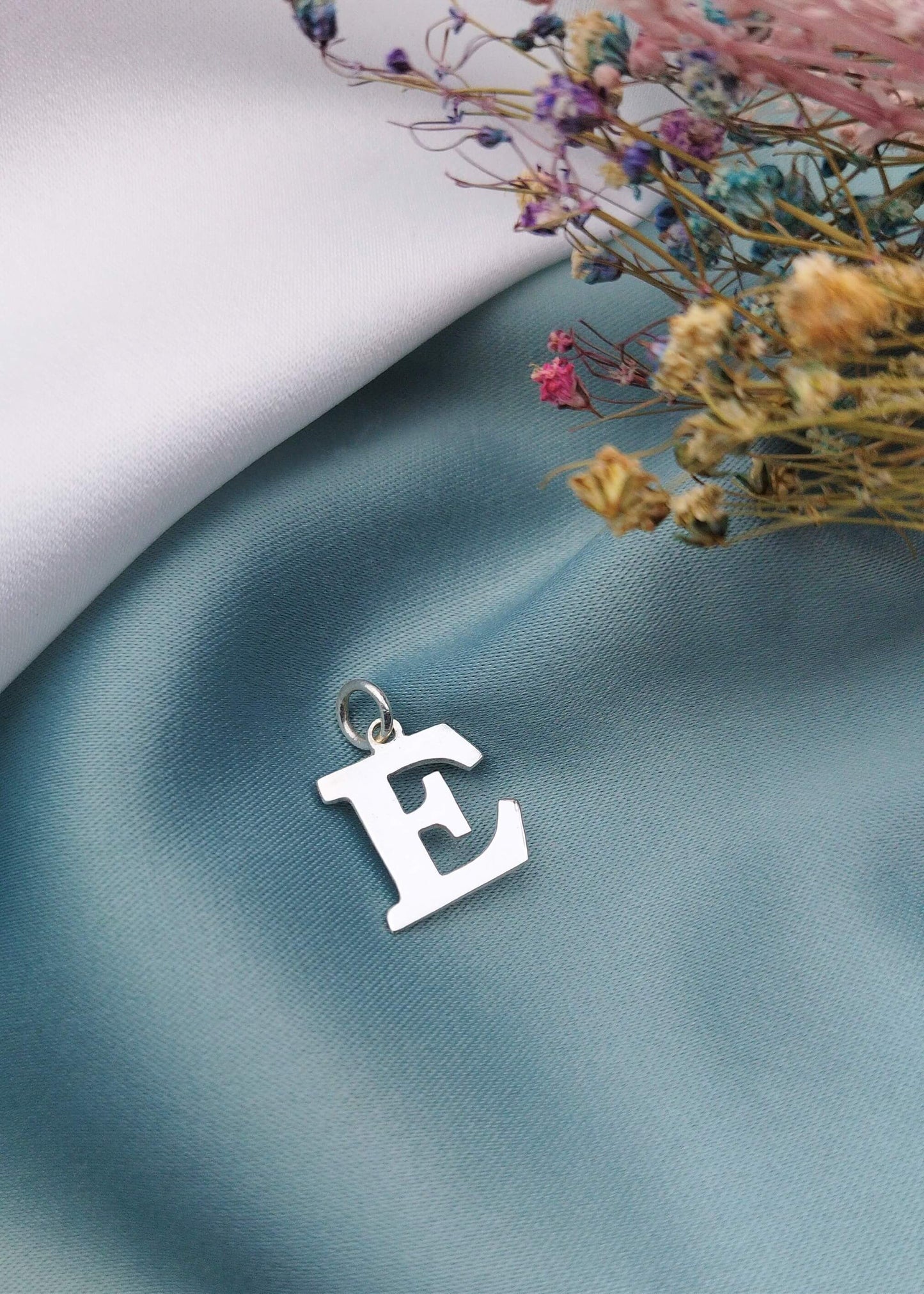 Dije letra E mayúscula