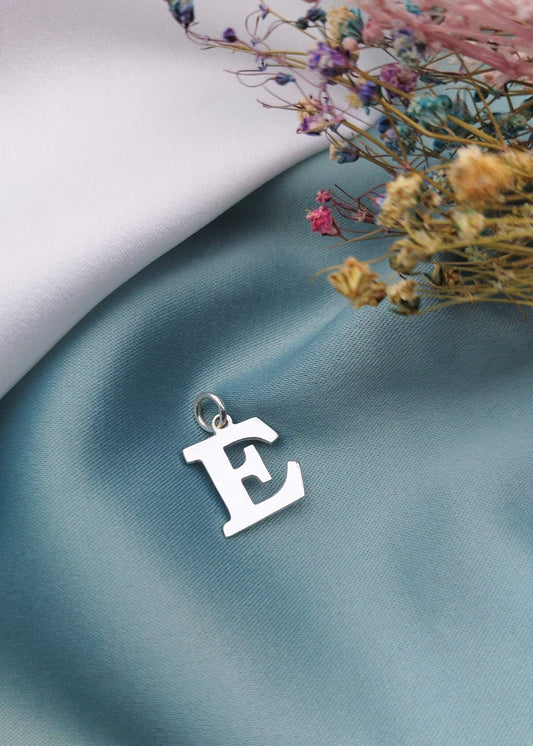 Dije letra E mayúscula