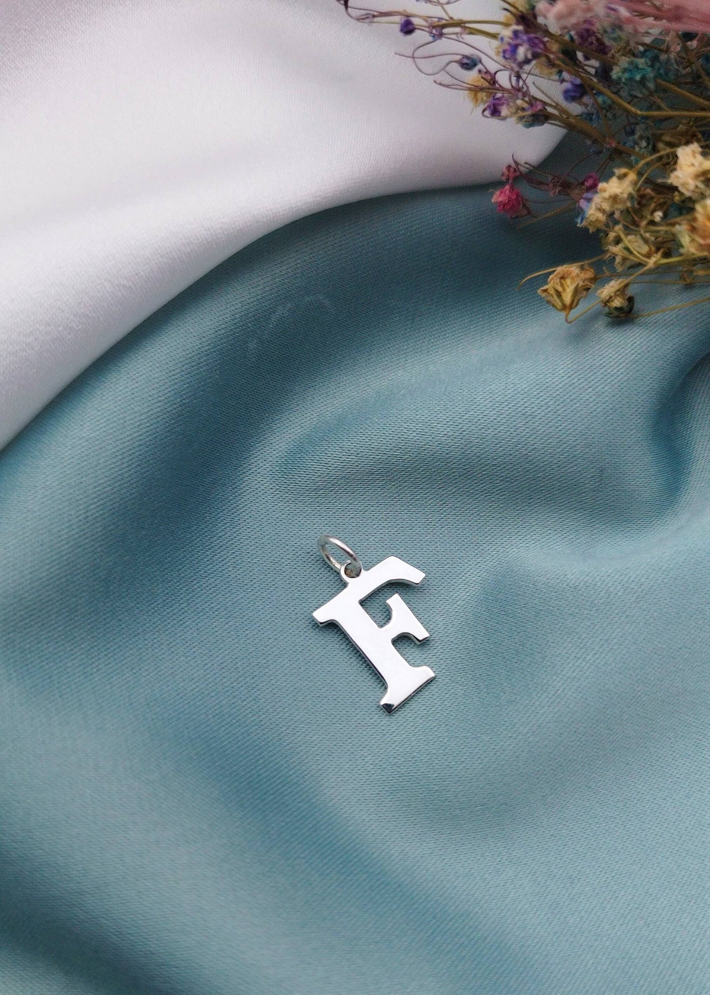 Dije letra F mayúscula