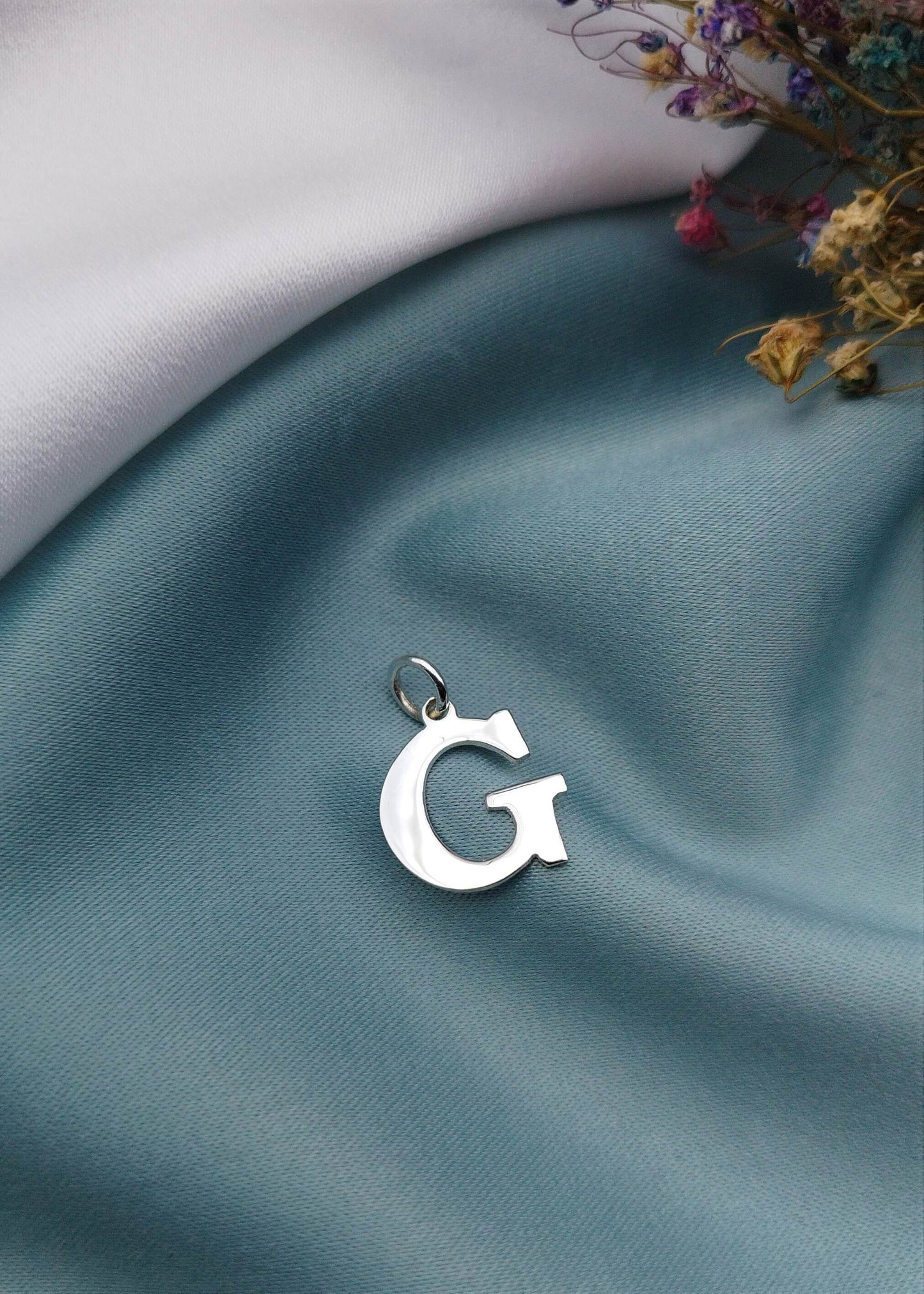 Dije letra G mayúscula