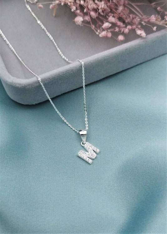 Dije letra M con circones