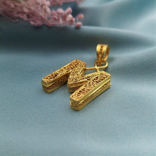 Dije letra filigrana dorado