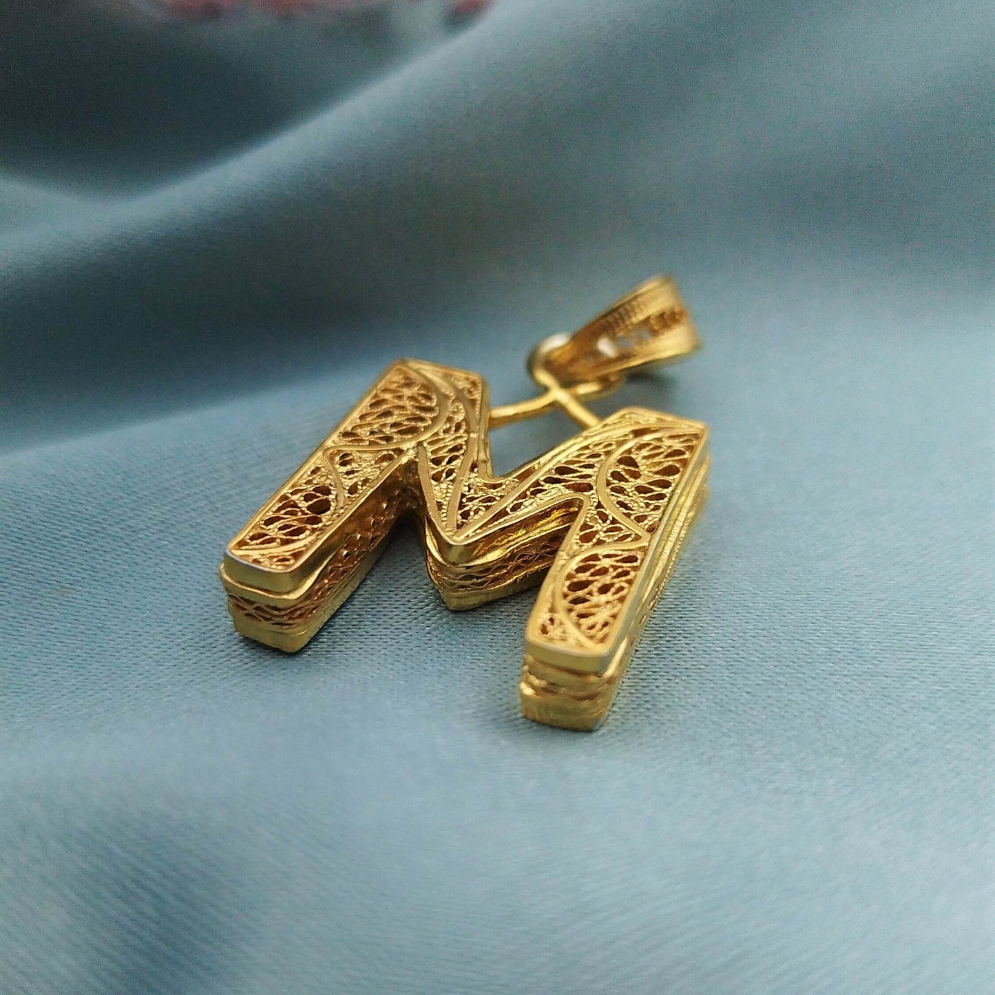 Dije letra filigrana dorado