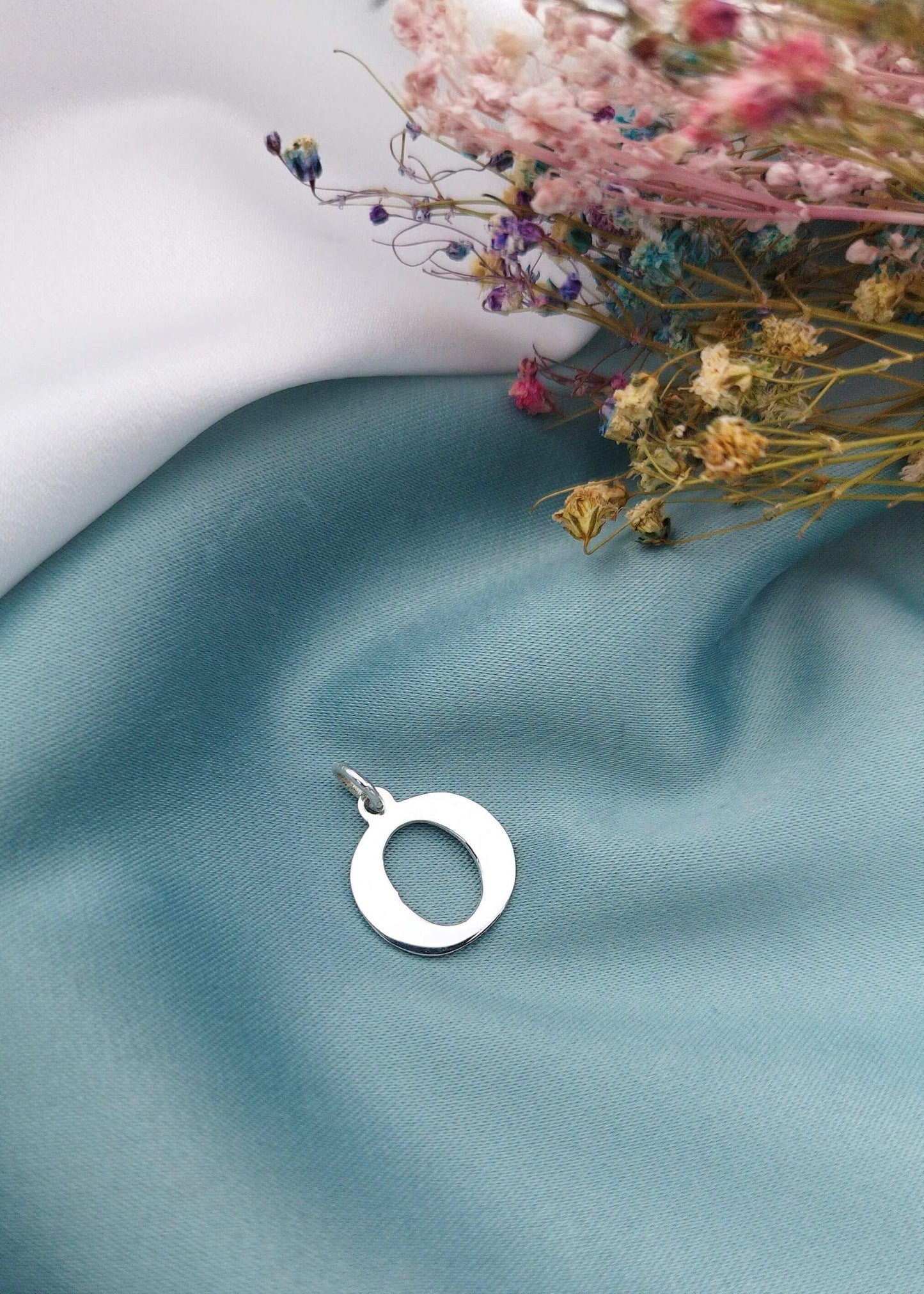 Dije letra O mayúscula