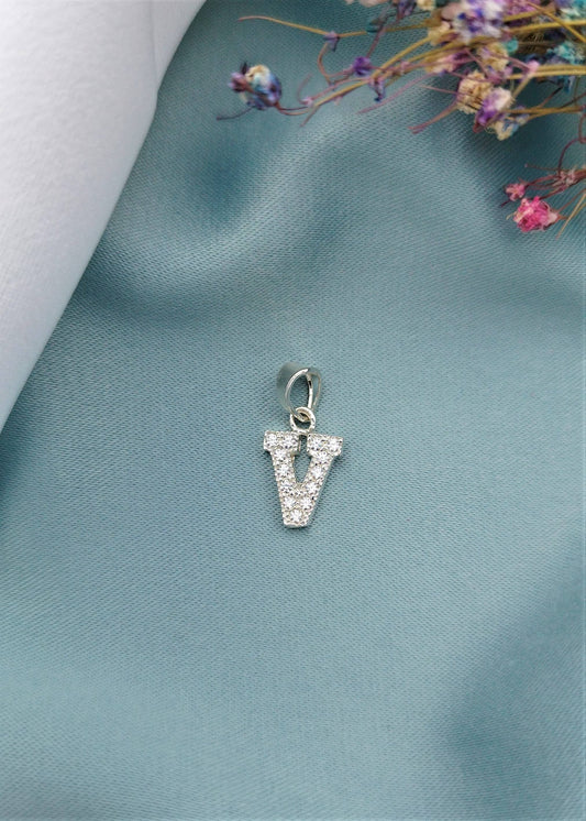 Dije letra V con circón