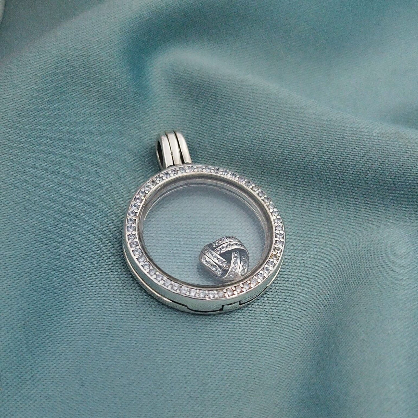 Dije Locket con petit charm