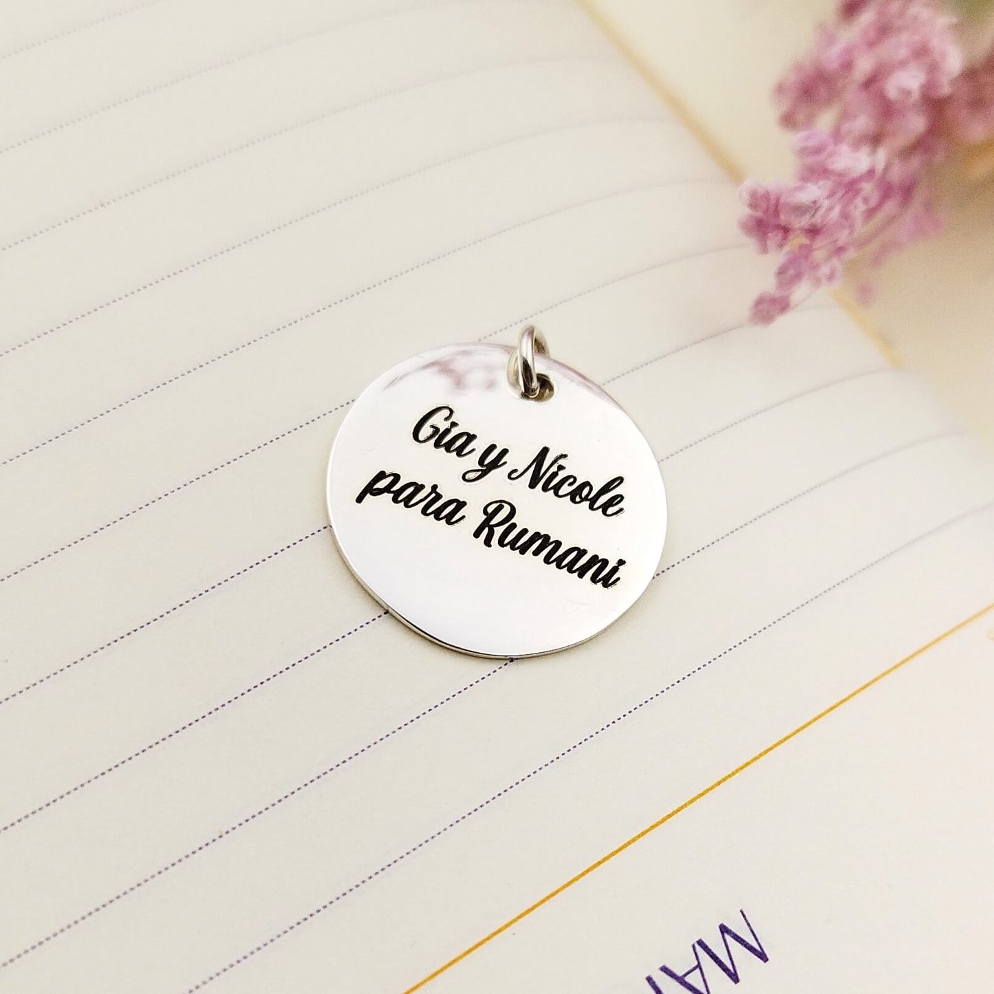 Dije placa redonda 2cm con grabado