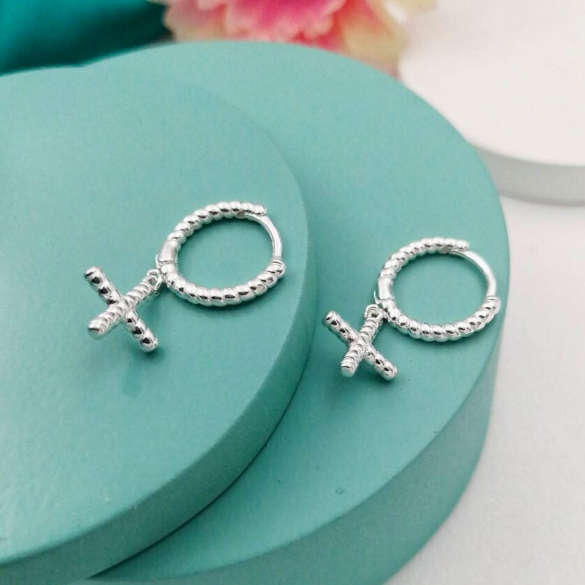 Huggies lisos Twist con dije Cruz