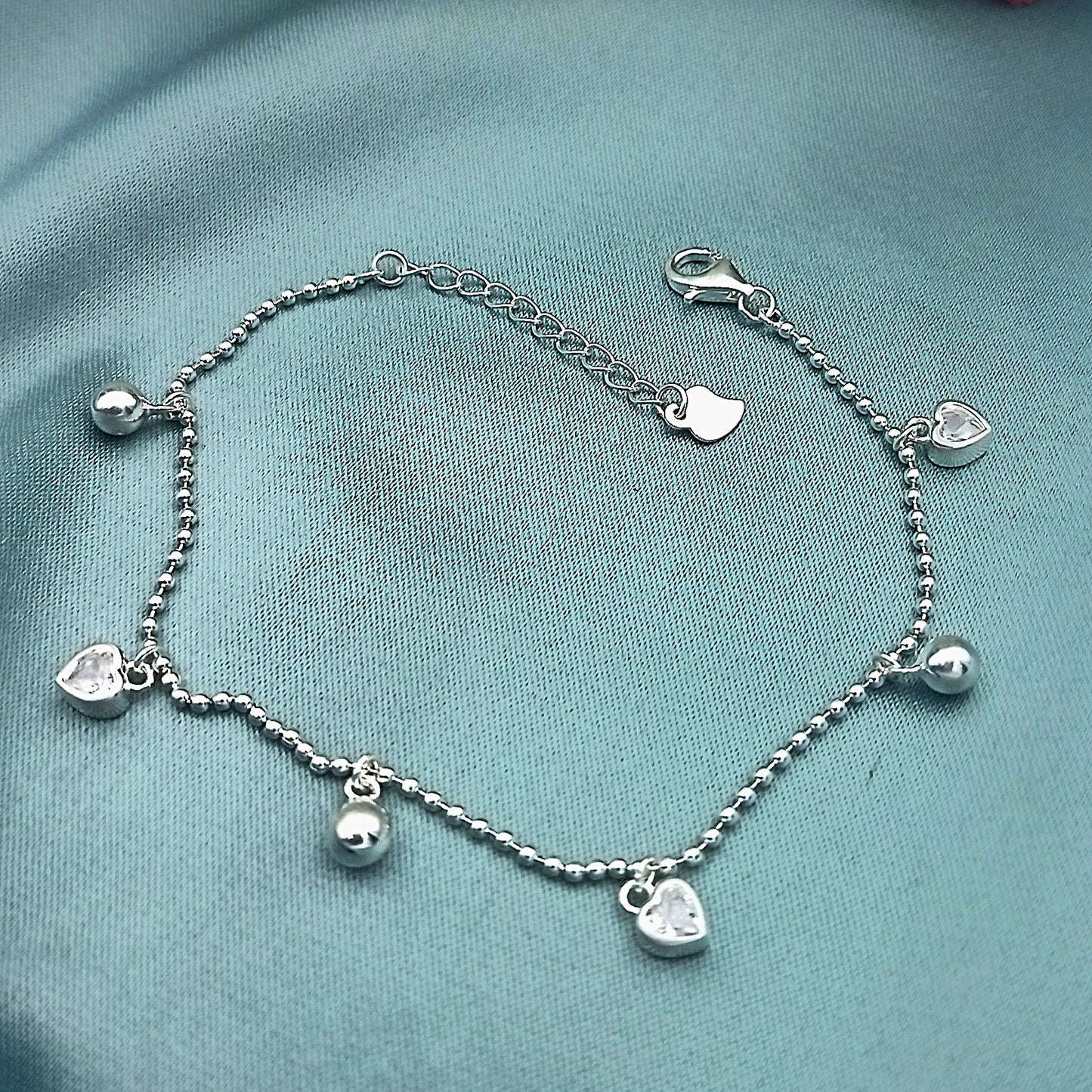 Pulsera cadena de cuentas con dijes llamadores y corazones