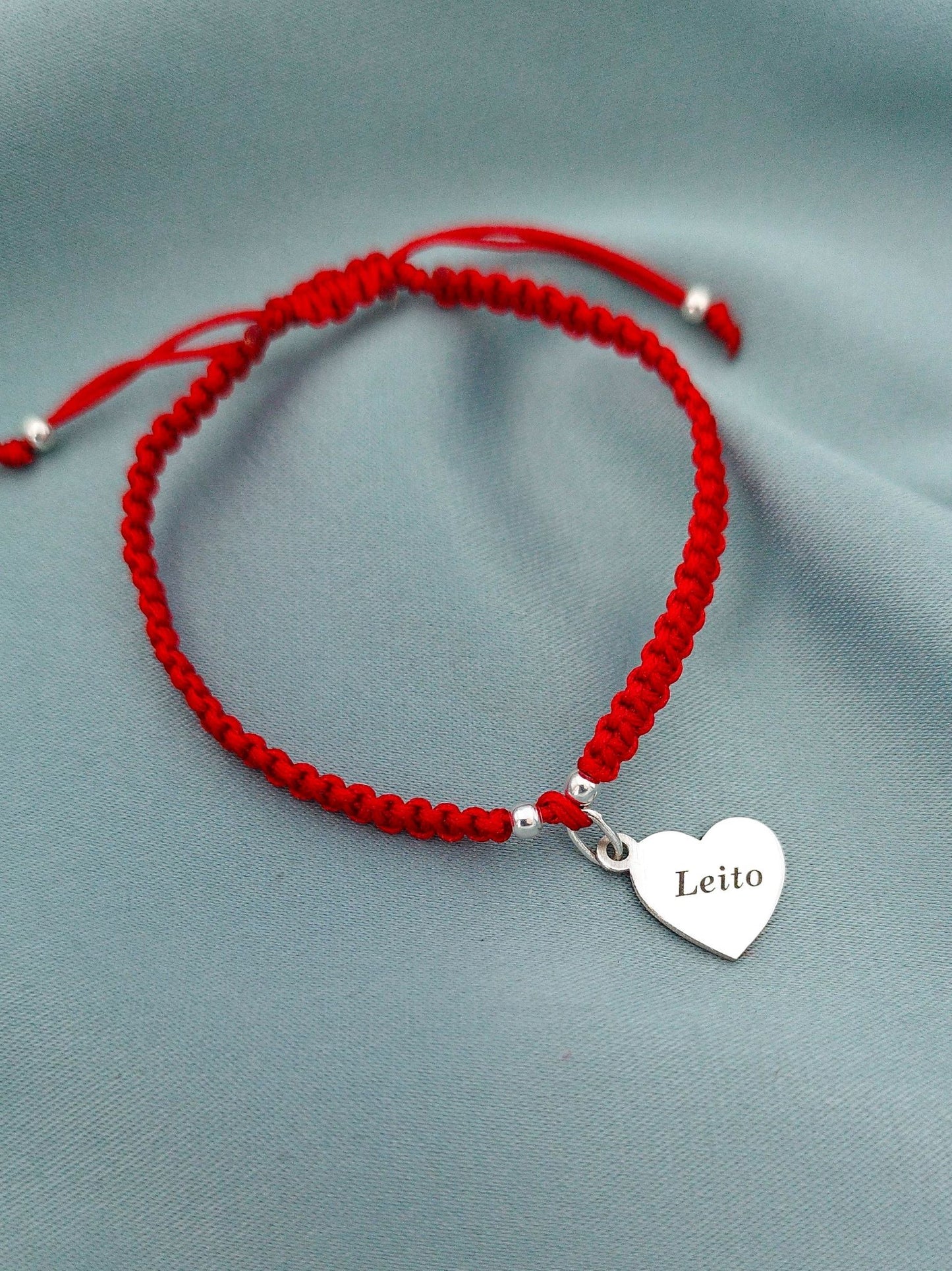Pulsera macramé con corazón grabado