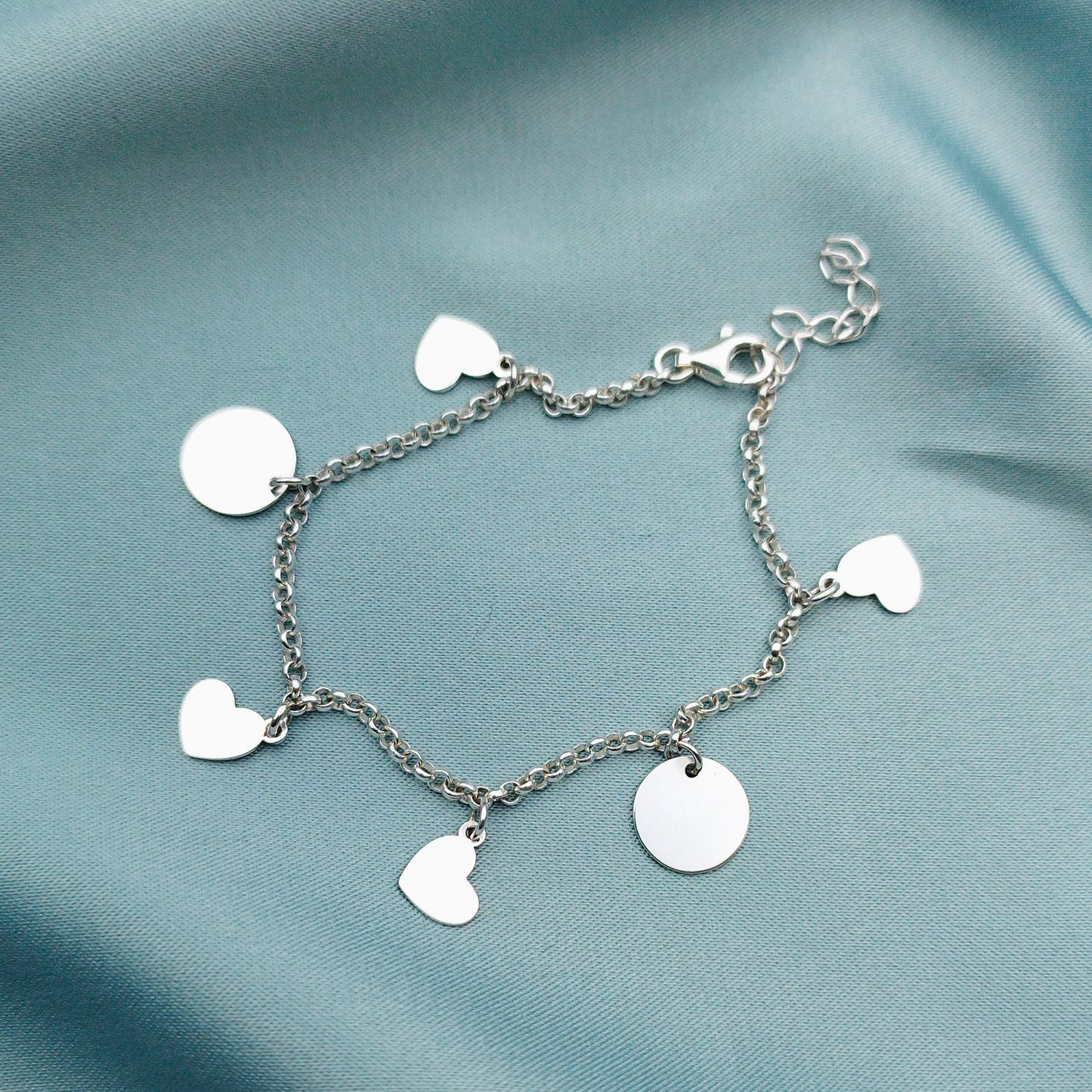 Pulsera Rolo dijes redondos y corazones