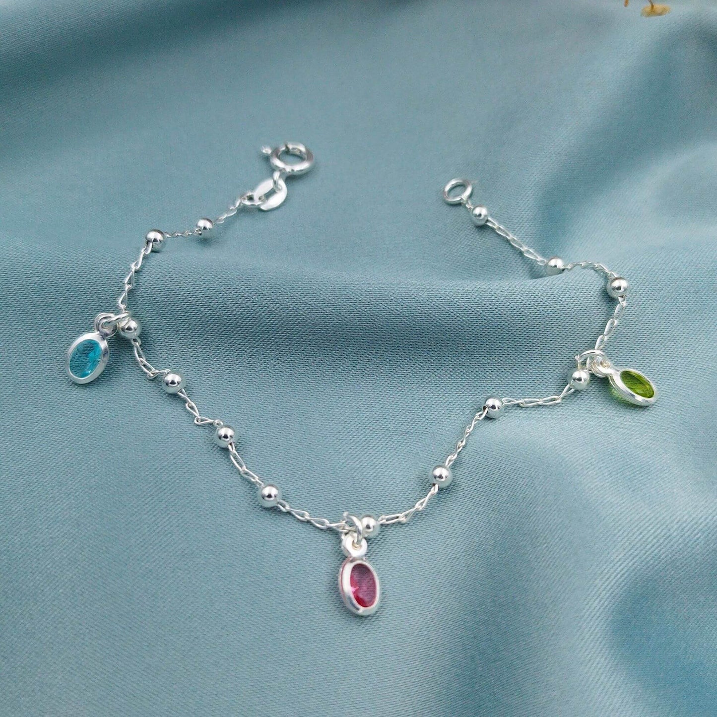 Pulsera con dijes ovalados multicolor