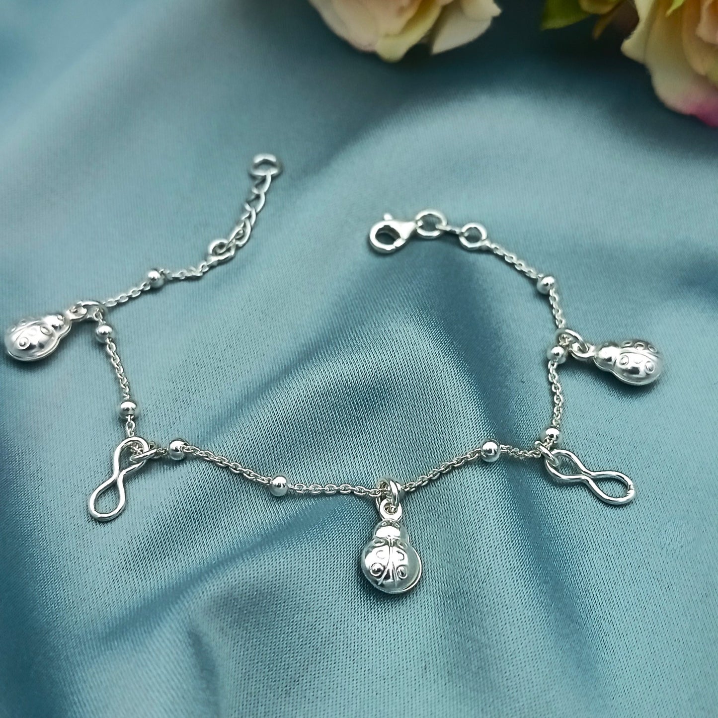 Pulsera dijes infinitos y mariquitas