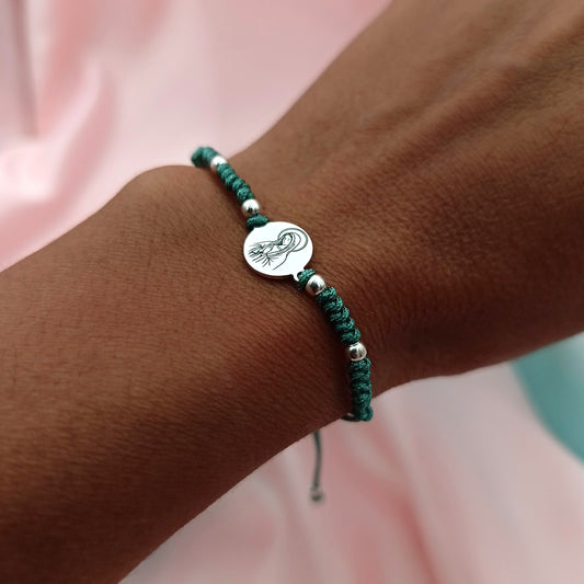 Pulsera Macramé con bolitas y plaquita circular grabada