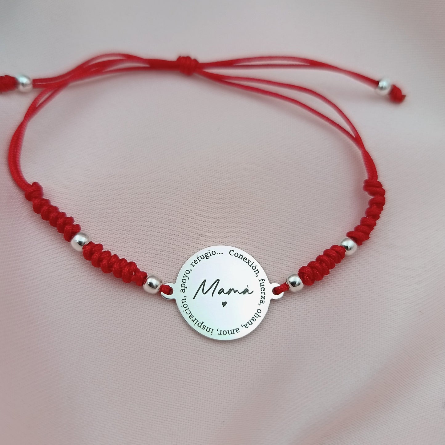 Pulsera macramé con bolitas y placa 15mm grabada