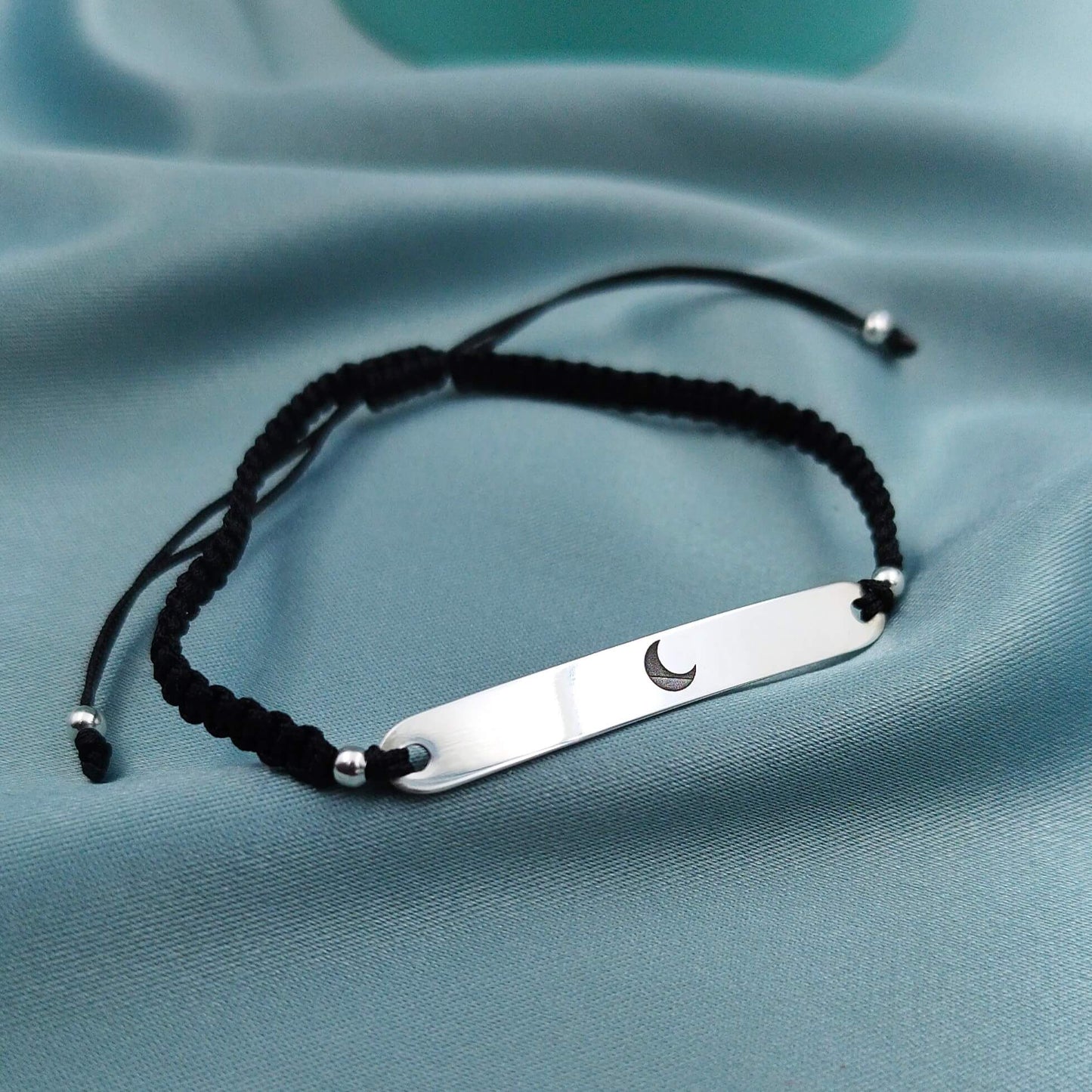 Pulsera macramé con placa grabada