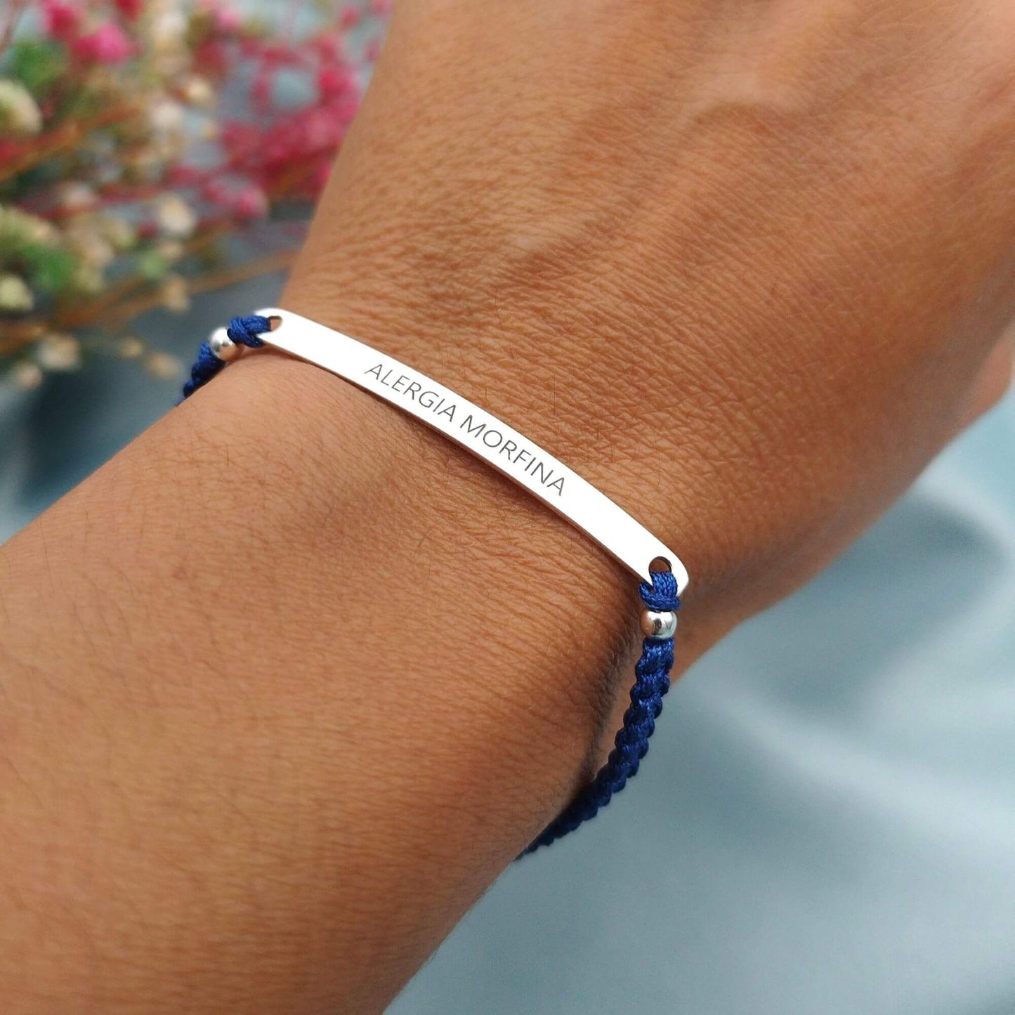 Pulsera macramé con placa grabada