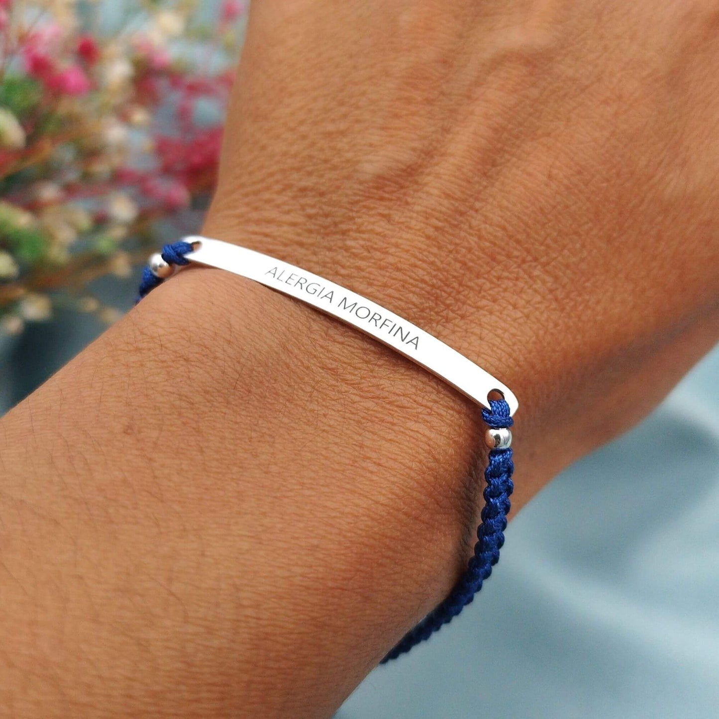 Pulsera macramé con placa grabada