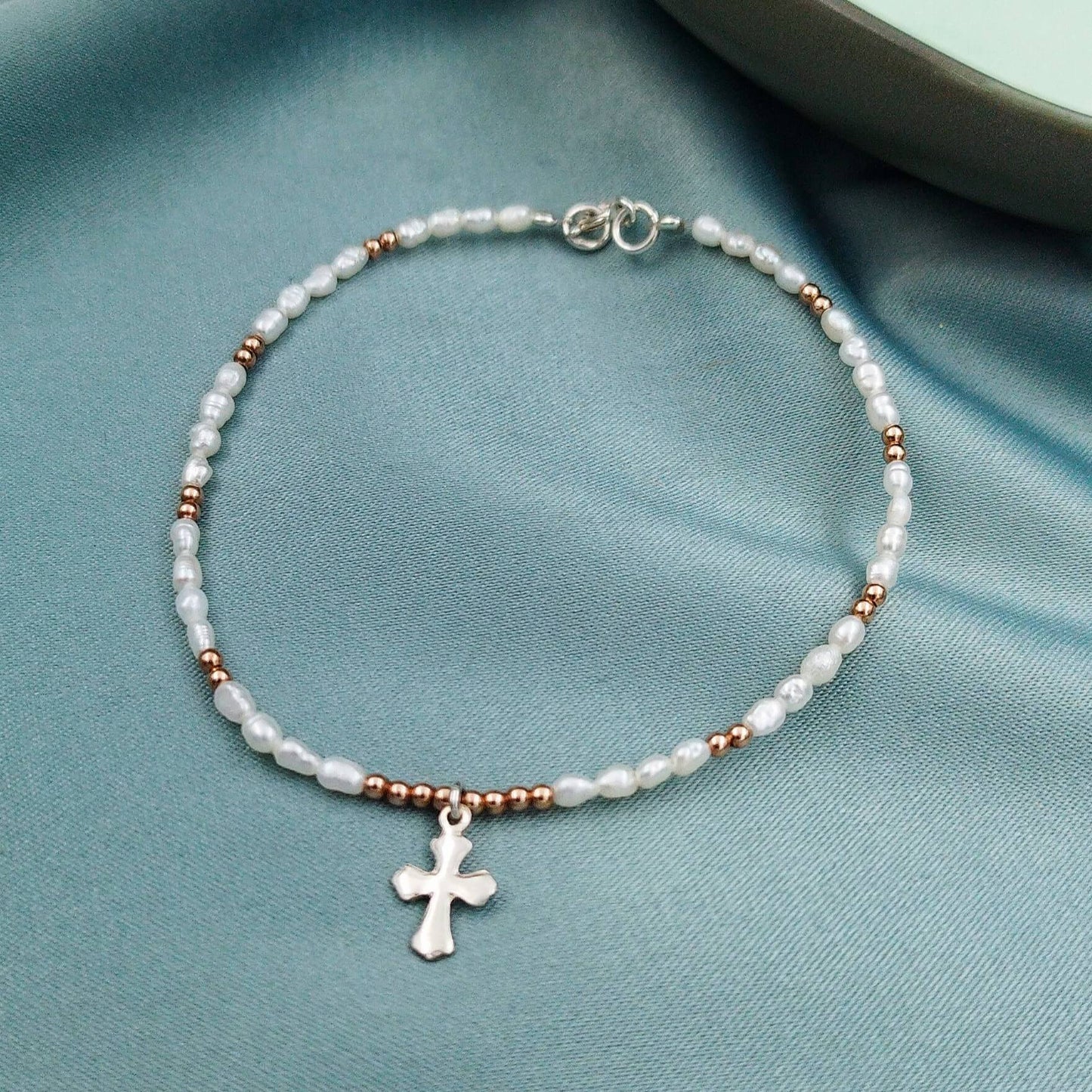 Pulsera perlas arroz con cruz trinidad