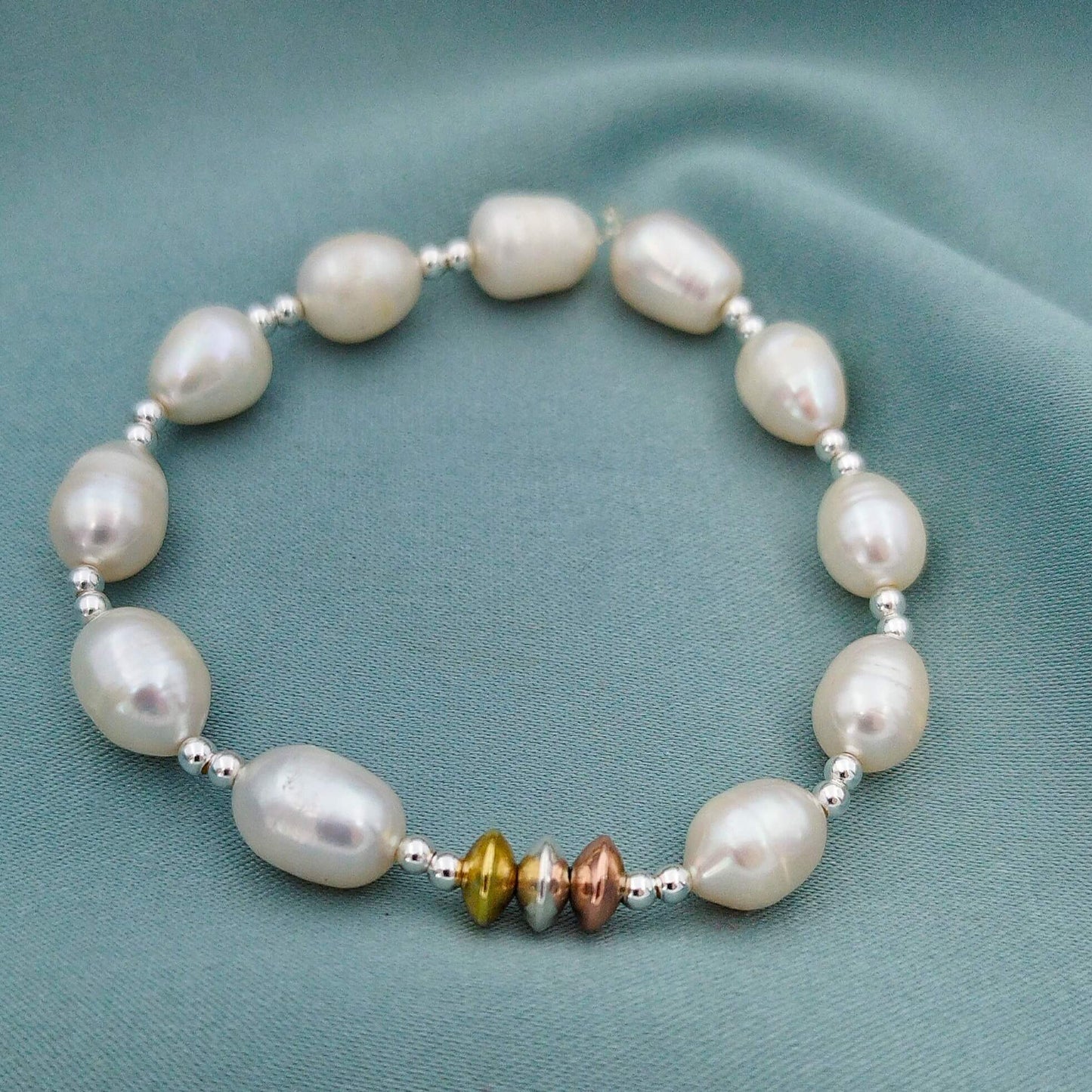 Pulsera Perlas y tres oros