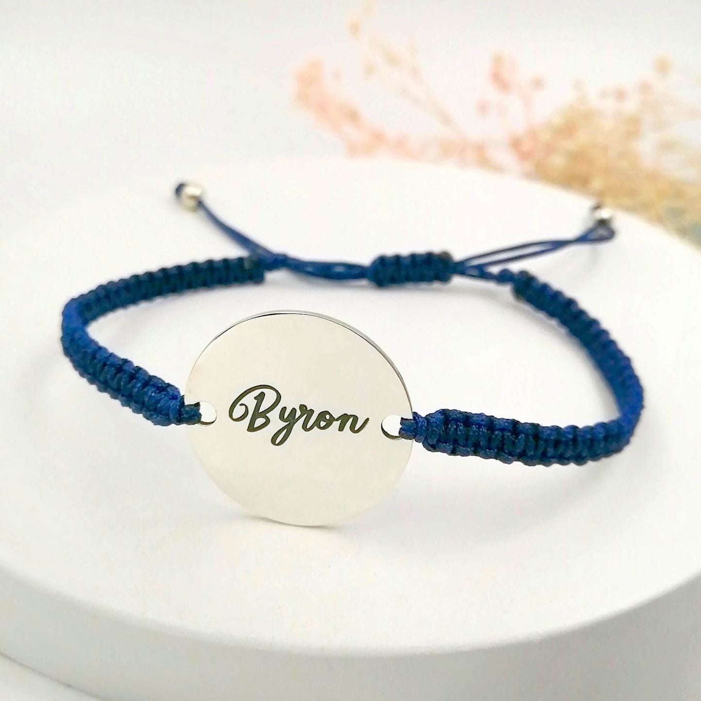 Pulsera macramé placa redonda grabada